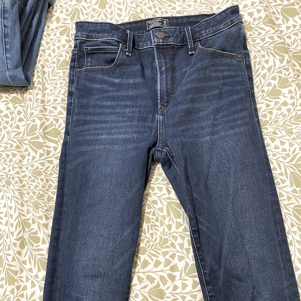 Abercrombie & Fitch high rise jeggings. Dark wash. Very stretchy!